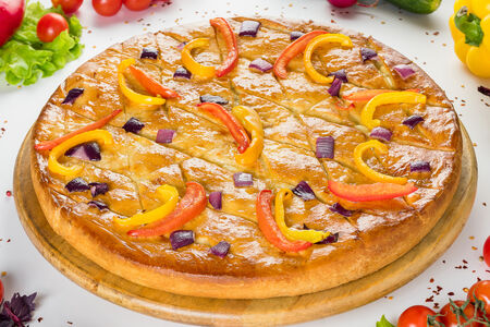 Закрытая пицца с курицей и брокколи