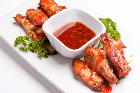 Крылышки жареные острые с соусом