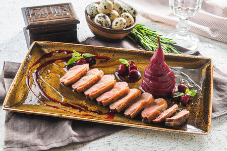 Утиная грудка с вишневым соусом