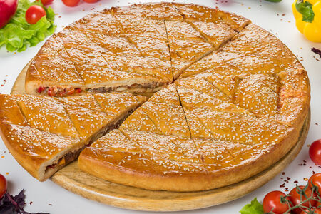 Закрытая пицца с говядиной и овощами