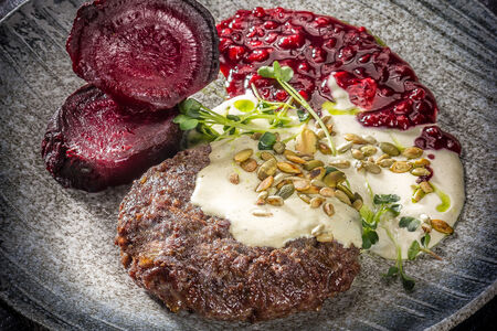 Бифштекс с соусом четыре сыра, яйцом пашот и печёной свеклой