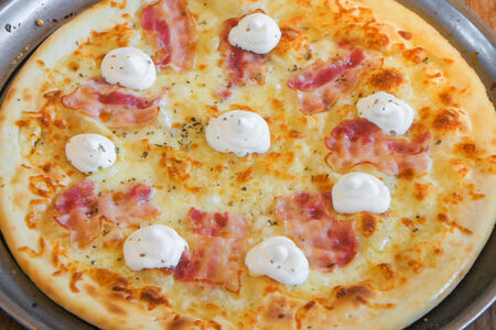 Пицца с беконом и маскарпоне