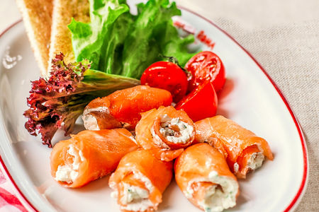 Рулетики из копченого лосося