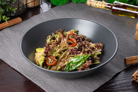 Микс-салат с киноа и авокадо