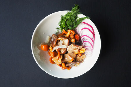 Ассорти из маринованных грибов