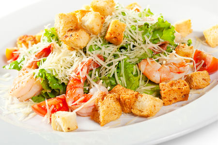 Цезарь с тигровыми креветками и сыром Пармезан