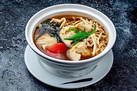 Куриный бульон с вонтонами