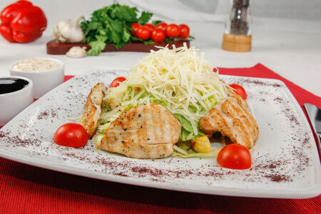 Салат Цезарь с курицей