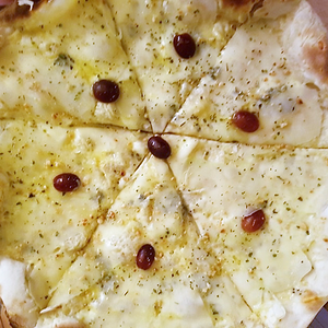 Пицца с грушей и горгонзолой