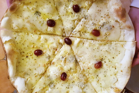 Пицца с грушей и горгонзолой