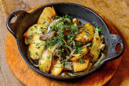 Картофель, жаренный с вешенками