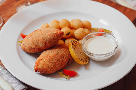 Котлеты из щуки с зеленым маслом и запеченным картофелем бэйби