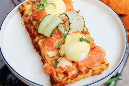 Бенедикт с лососем на вафле