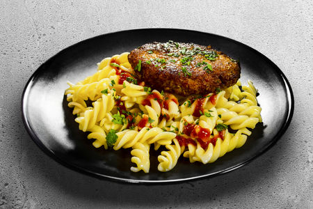 Макароны с куриной котлетой