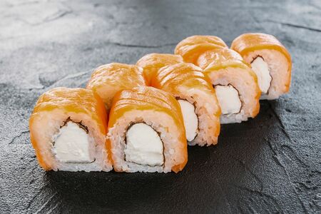 Ролл Филадельфия с копченым лососем