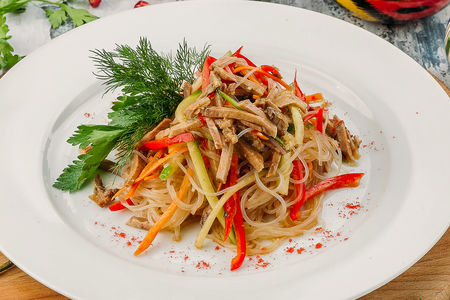 Салат фунчоза с мясом и овощами