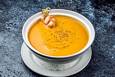 Крем-суп с обжаренными креветками