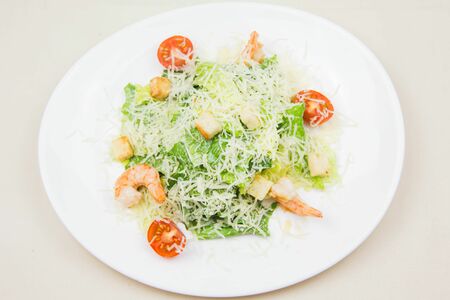 Салат Цезарь с креветками