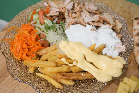 Шаверма сырная на тарелке