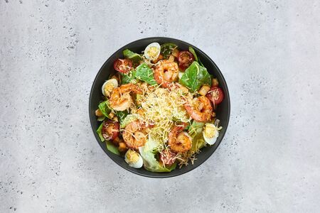 Салат Цезарь с креветками