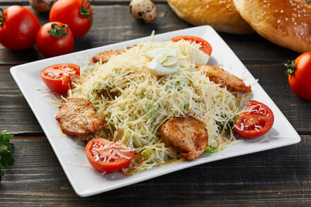 Салат Цезарь с курицей халяль