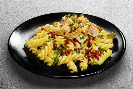 Макароны с томленой куриной грудкой