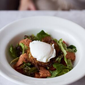 Салат овощной с семгой и яйцом пашот