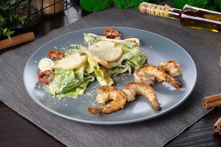 Салат Цезарь с креветками