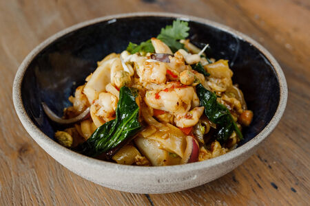 Лапша Пад Тай с креветкой и кальмаром