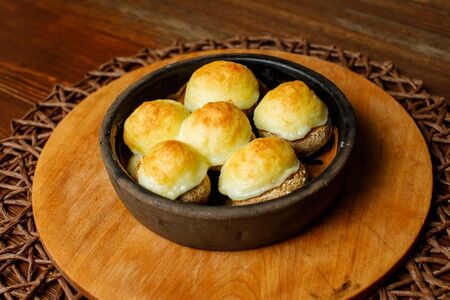 Шампиньены с сулугуни