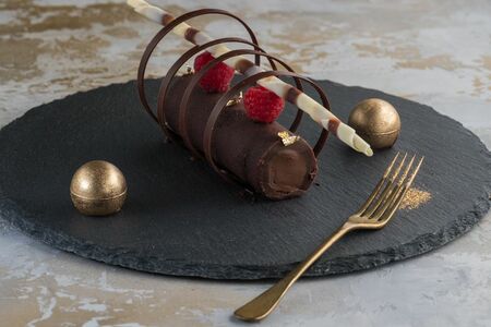 Рулет с шоколадно-ореховым пралине