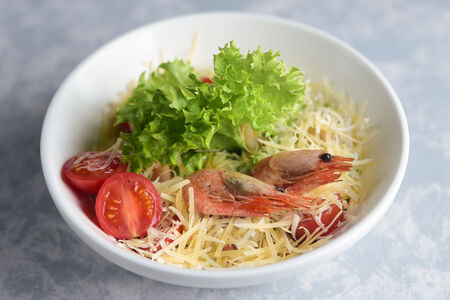 Салат Цезарь с креветками