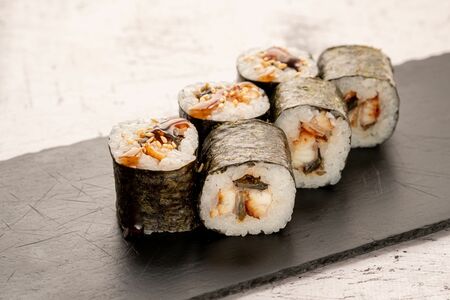 Классический Ролл с угрем