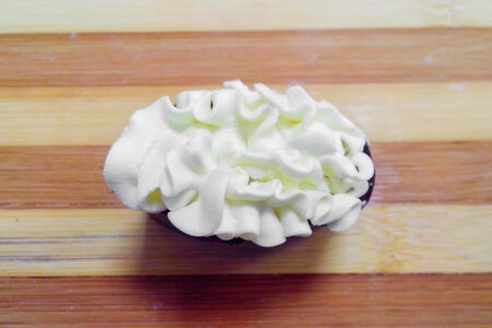 Сырный гункан с лососем