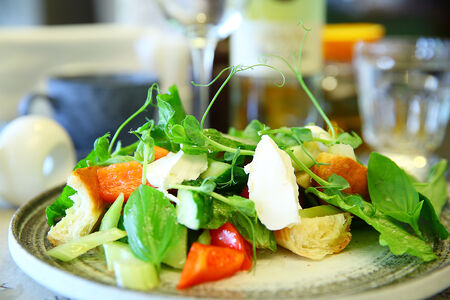 Овощной салат со сливочным сыром