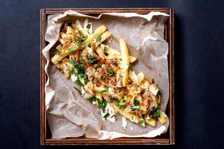 Картофель фри с курицей и зеленью