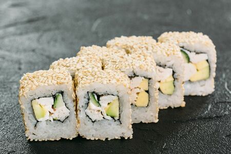 Ролл Калифорния в кунжуте