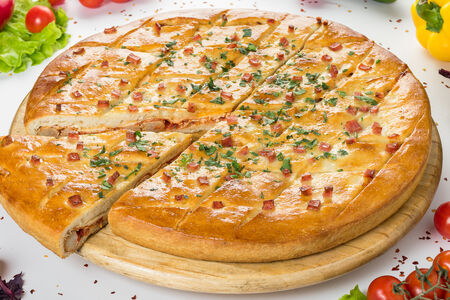 Закрытая пицца с колбасками и пепперони