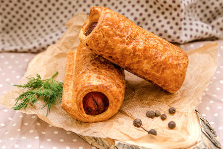 Сосиска с сыром в слойке