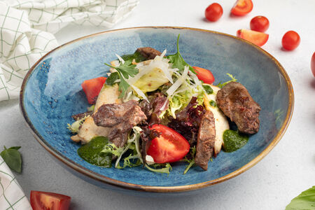 Теплый салат с куриной печенью и грудкой