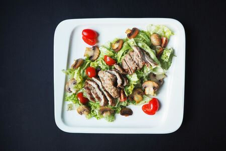 Салат из телятины с шампиньонами на гриле