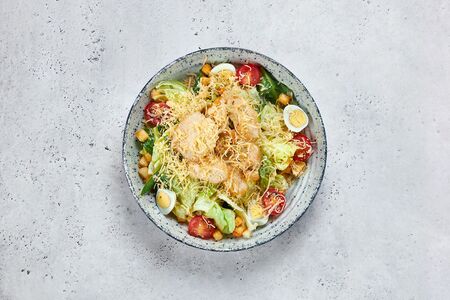 Салат Цезарь с курицей