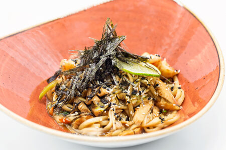 Вок с лапшой, курицей и креветками