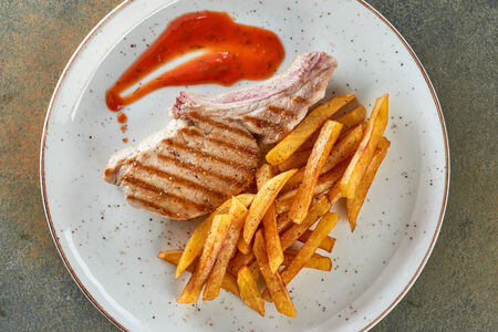 Свинина на косточке с гарниром