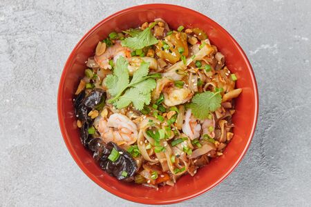 Яки Комемен с говядиной / курицей / морепродуктами и кисло-сладким соусом с ананасом