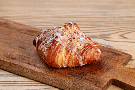 Круассан с миндалем
