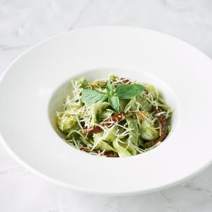 Паста с песто и креветками