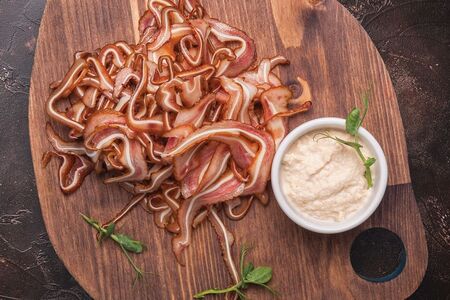 Копченые свиные уши с хреном