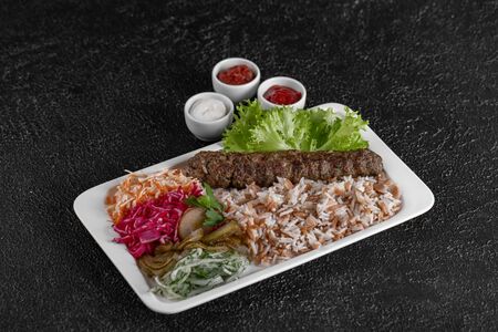 Люля-кебаб из баранины с гарниром, салатом и соусами
