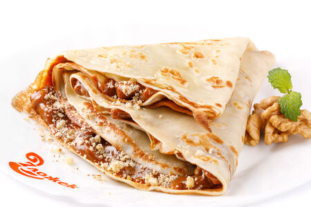 Блин с вареной сгущенкой и орехами